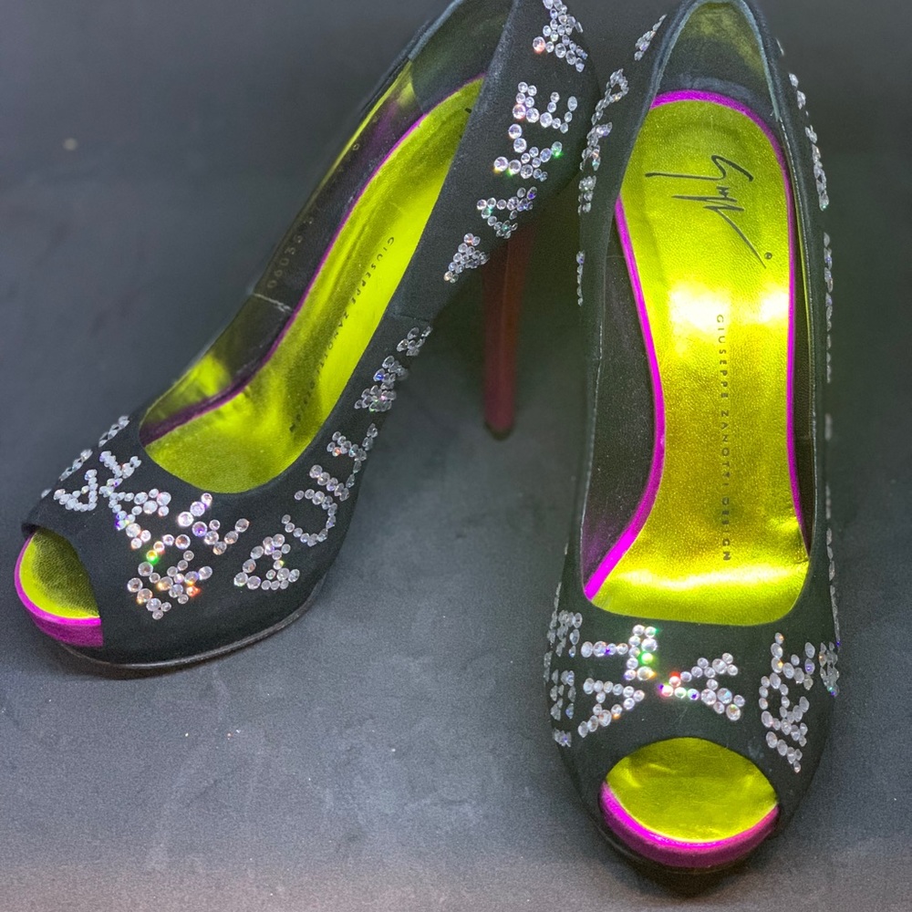 Glamorous Giuseppe pump with diamante lettering